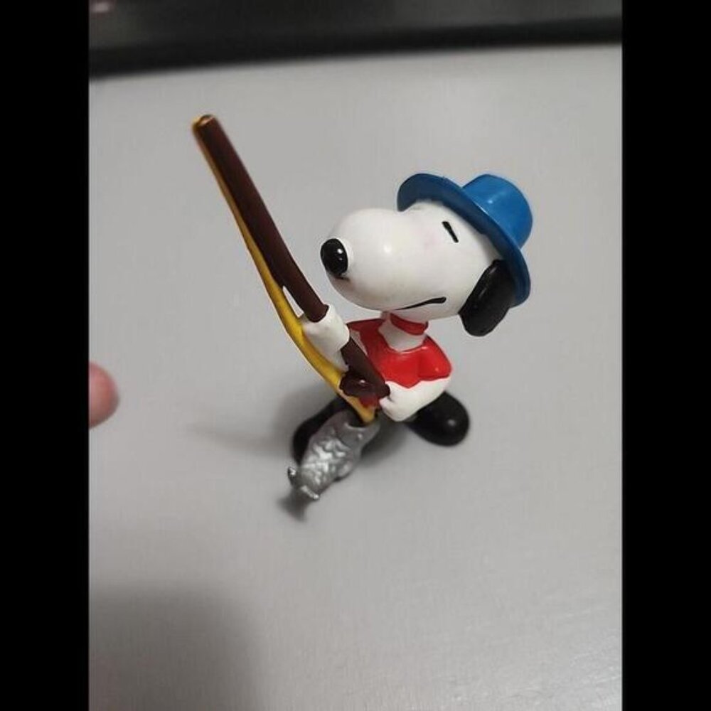 Snoopy  PEANUTS United Feature PVC Figure Fishing